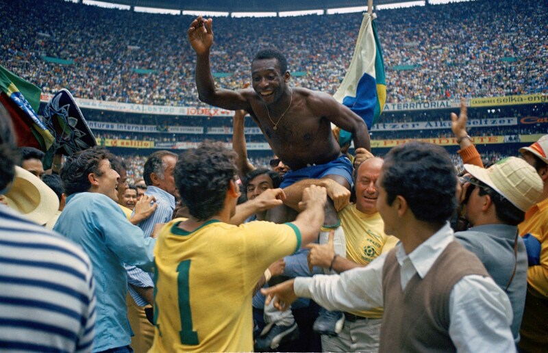 Pelé thront auf einem brasilianischen Jubel-Knäuel bei der Fußball-WM 1970 (Bild: AP / picturedesk.com)