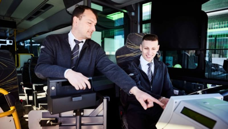 Lukas Gruber (rechts im Bild) mit seinem Buskollegen und Trainerlenker Klaus Neugschwandtner. (Bild: © ÖBB I Marek Knopp)