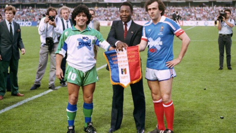 Drei Fußball-Legenden auf einem Bild: Diego Maradona, Pelé und Michel Platini (1988) (Bild: Lionel Cironneau / AP / picturedesk.com)