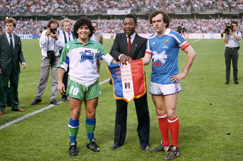 Drei Fußball-Legenden auf einem Bild: Diego Maradona, Pelé und Michel Platini (1988) (Bild: Lionel Cironneau / AP / picturedesk.com)