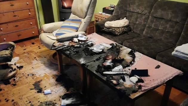 Der Brand konnte durch die richtige Reaktion des Hausbesitzers auf den Wohnzimmertisch beschränkt werden. (Bild: FF Niederneukirchen)