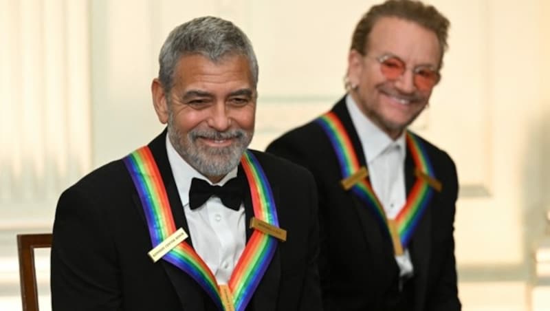 George Clooney mit Bono Vox von U2 (Bild: APA/SAUL LOEB / AFP)