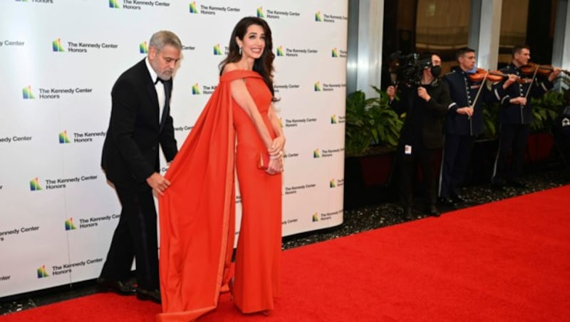 George Clooney sorgte für den perfekten Auftritt seiner Amal. (Bild: APA/AP Photo/Kevin Wolf)