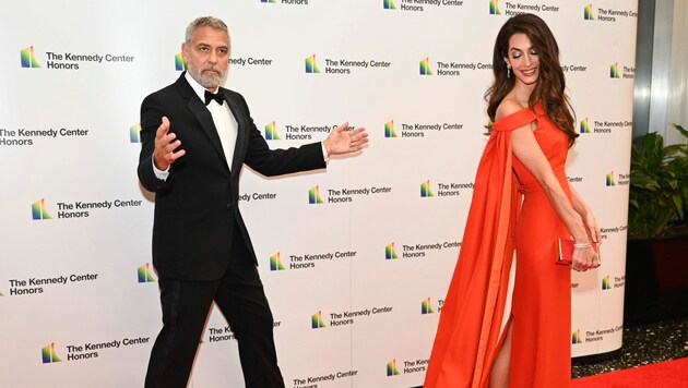 George Clooney machte deutlich: Die schönste Frau des Abends gehört zu mir. (Bild: APA/AP Photo/Kevin Wolf)