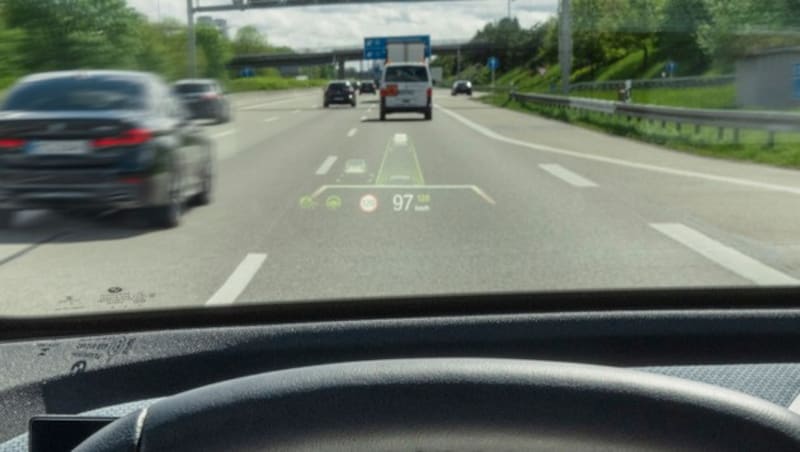 Ein klassisches Head-up-Display blendet die Informationen direkt ins Sichtfeld des Fahrers ein. (Bild: BMW)