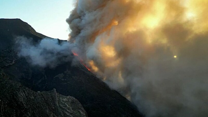 Tsunami-Warnung am Mittelmeer: Heftiger Vulkanausbruch in Italien (Bild: Screenshot/Glomex.com)