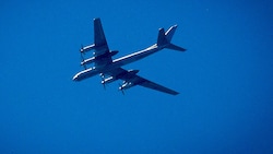 Ein strategischer Bomber des Typs Tupolew-95 der russischen Luftwaffe (Symbolbild) (Bild: APA/AFP/Yuri KADOBNOV)