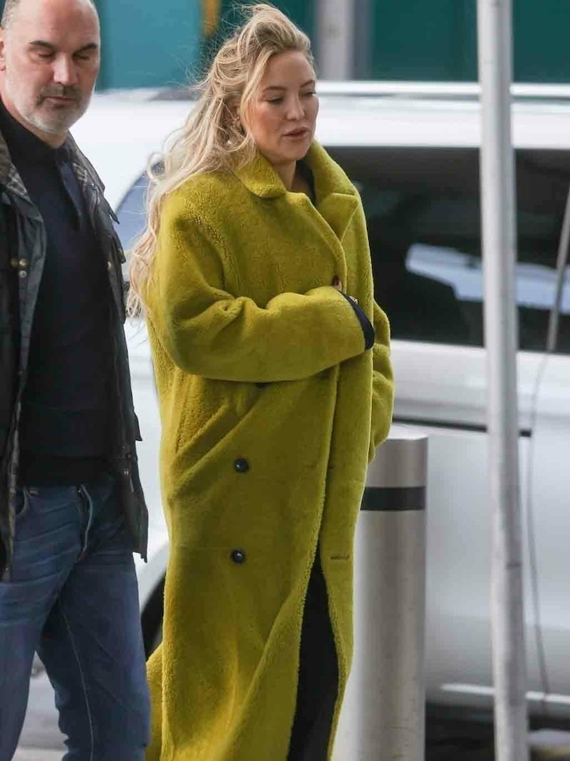 Die amerikanische Schauspielerin Kate Hudson hüllt sich in London in einen warmen Mantel. (Bild: www.PPS.at)