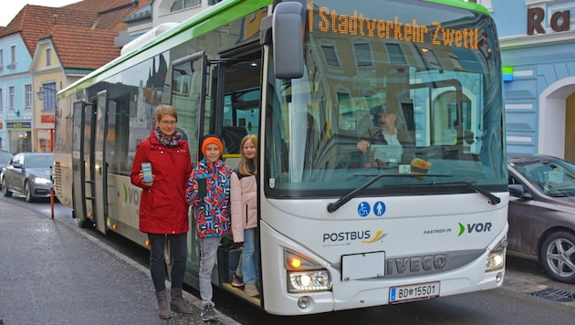 Stadtarchivarin Elisabeth Moll mit den Kindern Philipp und Lydia Steger, die die neue App mit den „Zwettler Stadtbusgeschicthen“ (Bild: Stadtgemeinde Zwettl)