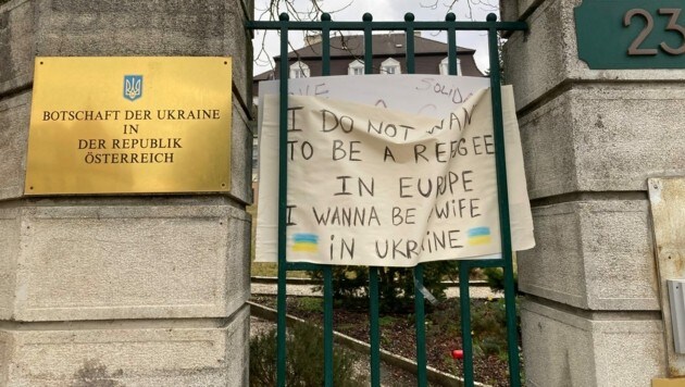 Nach zahlreichen derartigen Vorfällen erhielt nun auch die ukrainische Botschaft in Wien ein Paket mit Tieraugen. (Bild: APA/STEFAN VOSPERNIK)