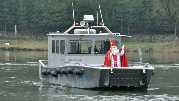 Mit Unterstützung der viadonau kommt der Nikolaus heute, Dienstag, um 14.30 Uhr mit dem Schiff nach St. Nikola an der Donau. (Bild: zVg)