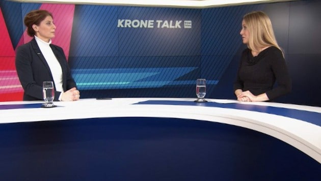 (von links): Martina Hacker, Personalleiterin ÖBB, im krone.tv-Talk mit Raphaela Scharf. (Bild: krone.tv)