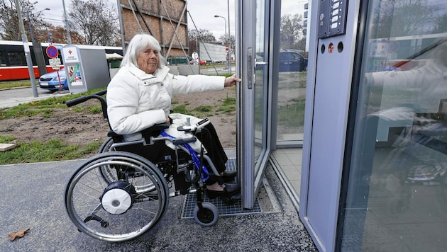 Gertraud N. steht mit dem Rollstuhl vor der Tür und kommt nicht hinein. (Bild: Holl Reinhard)