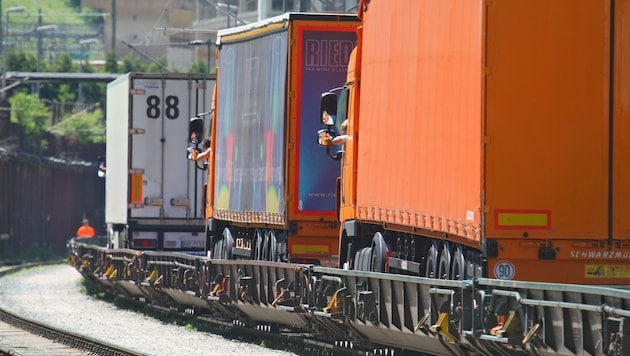 Die Rollende Landstraße transportiert Züge von Wörgl bis an den Brenner bzw. bis ins Trentino. Da an allen Standorten Züge gebraucht werden, müssen sie manchmal auch mit geringer Auslastung retour fahren. (Bild: Christof Birbaumer)