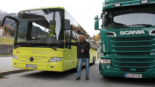 ÖBB-Postbus oder 500-PS- Bolide? Mit seinem eigenen Sommer-Winter- Arrangement hat Michael Habicher aus Pettneu für sich die perfekte Kombination beider Berufe. (Bild: ÖBB)