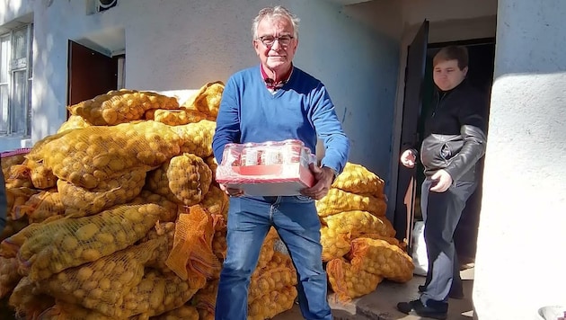 Wolf-Dieter Pichler in der Ukraine beim Verteilen der Spenden. Benötigt werden lang haltbare Lebensmittel. (Bild: zVg)