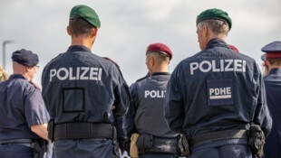 Polizisten im Dienst: Im Winter soll auf Aufzugfahren verzichtet werden.