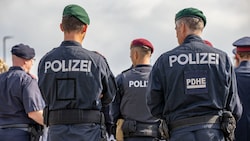 Polizisten im Dienst: Im Winter soll auf Aufzugfahren verzichtet werden. (Bild: Tobias Steinmaurer / picturedesk.com)