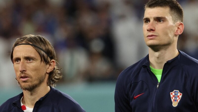 Luka Modric (li.) und Dominik Livakovic (Bild: APA/AFP/Adrian DENNIS)