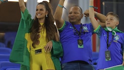 Brasiliens Topmodel Izabel Goulart und Neymar‘s father Neymar Santos Sr. (Bild: AFP or licensors)