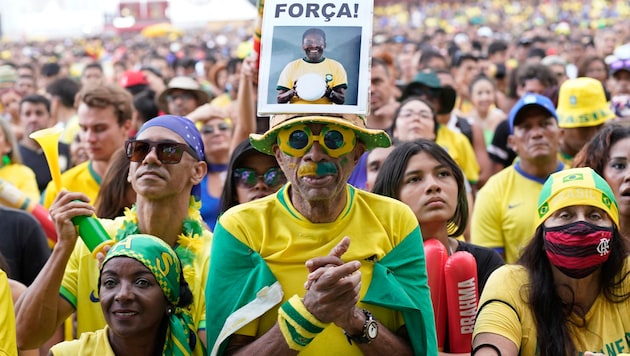 Einige Zuschauer nutzten das offizielle WM-Fanfest an der Copacabana am Montag, um dem „König des Fußballs“ gute Wünsche zu schicken. (Bild: AP)