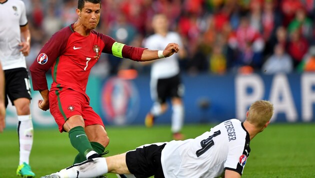 Martin Hinteregger im Duell mit Cristiano Ronaldo bei der EM 2016 (Bild: GEPA )