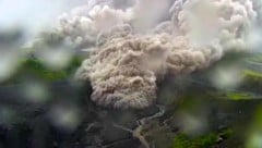 Aufnahmen einer Überwachungskamera zeigen, wie ein tödlicher, sogenannter pyroklastischer Strom vom Mount Semeru ins Tal raste (Bild: kameraOne (Screenshot))