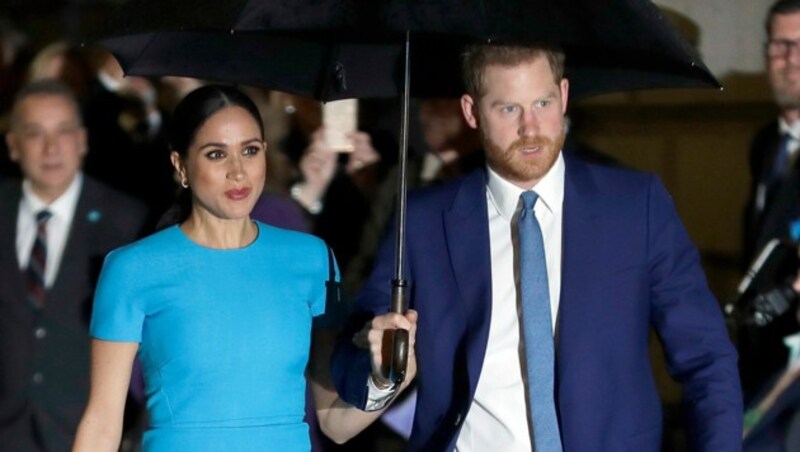 Herzogin Meghan und Prinz Harry hätten sich „gezwungen gefühlt“, von ihren royalen Pflichten zurückzutreten und Großbritannien zu verlassen, hieß es vor Gericht. (Bild: Kirsty Wigglesworth / AP / picturedesk.com)