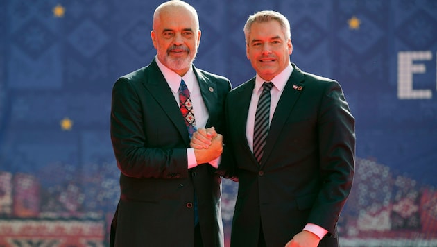 Der albanische Premierminister Edi Rama und Bundeskanzler Karl Nehammer (Bild: AP)