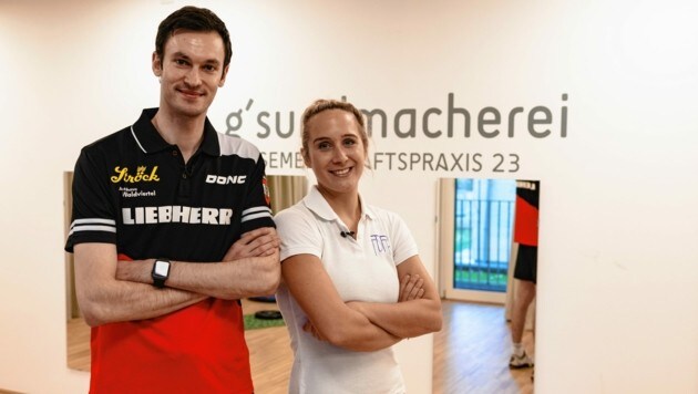 Tischtennisspieler Stefan Fegerl holt sich Tipps bei Physiotherapeutin Theresa Pillichshammer. (Bild: urbantschitsch mario)