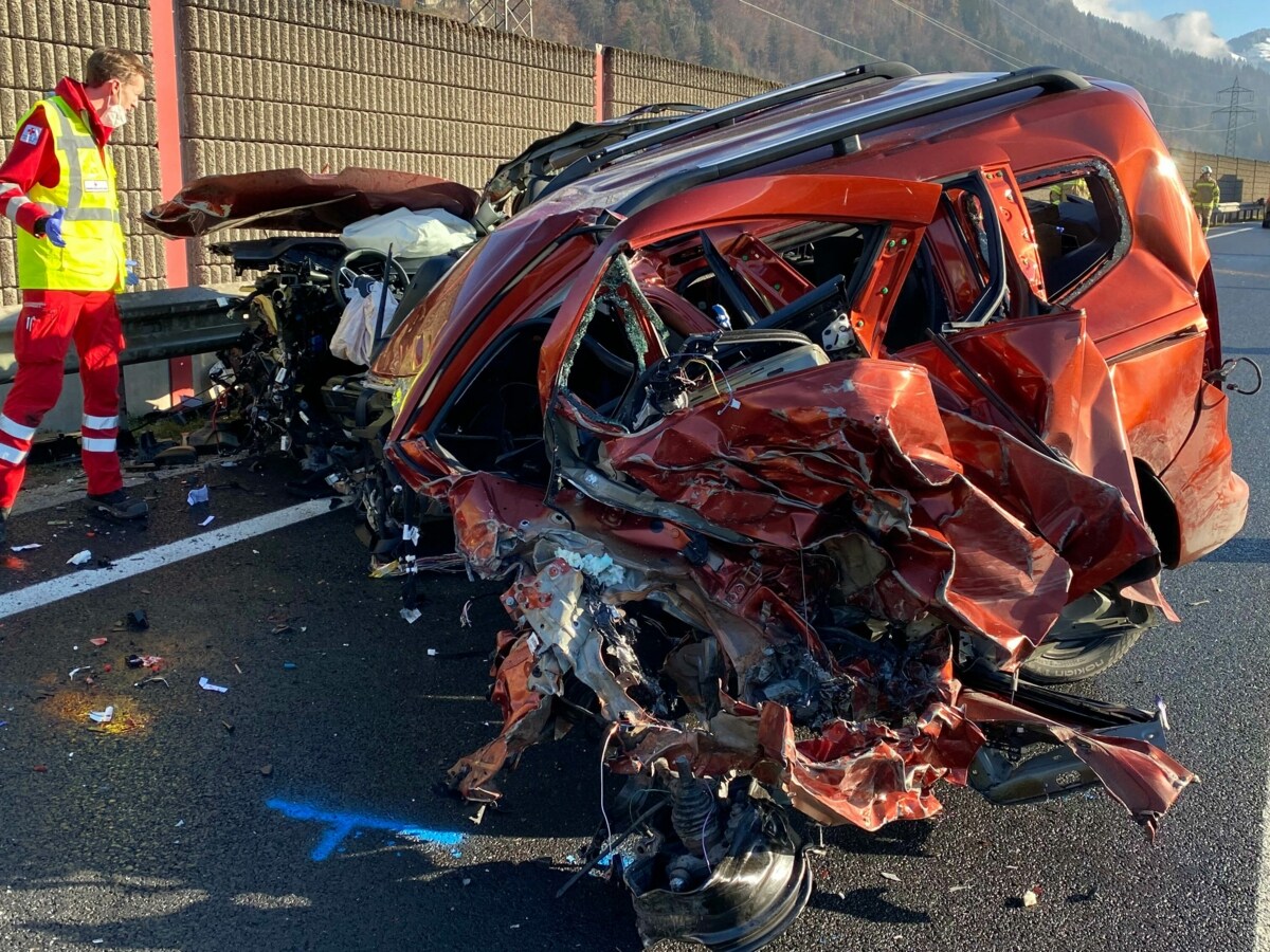 Frau schwerst verletzt - Horror-Crash in Tirol: Auto regelrecht zerrissen