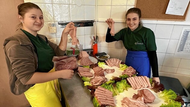Die jungen Ukrainerinnen Uliana (links) und Diana möchten als Köchinnen arbeiten. (Bild: Christian Schulter)