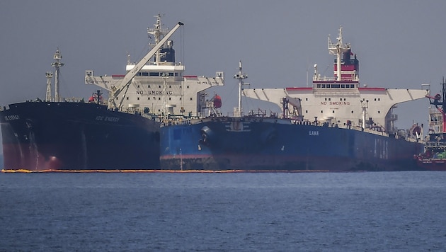 Die riesigen Öltanker müssen meist schon nach kurzer Zeit ausgemustert werden - Russland dürfte sich nun genau solche Schiffe gesichert haben. (Bild: AFP/Angelos Tzortzinis)