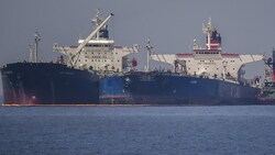 Die riesigen Öltanker müssen meist schon nach kurzer Zeit ausgemustert werden - Russland dürfte sich nun genau solche Schiffe gesichert haben. (Bild: AFP/Angelos Tzortzinis)