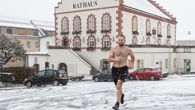 Eislaufen einmal anders: „Ist ihnen denn nicht kalt?“, wird Postler Robin Fraberger von Passanten in Waidhofen oft gefragt. (Bild: KLAUS SCHINDLER)
