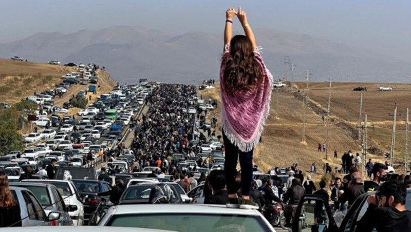 Dieses Bild ging um die Welt: Eine Frau zeigte sich im Oktober 2022 ohne Kopftuch auf einem Autodach im Iran. (Bild: APA/AFP/UGC)