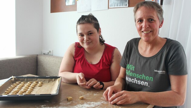 Sarah Stockhammer und Begleiterin Nicole Engl (r.) beim Backen im Wohnhaus Vöcklabruck. (Bild: Lebenshilfe Oberösterreich)