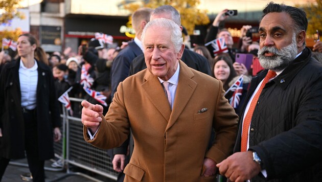 König Charles III. besuchte am Mittwoch das Rathaus von Luton (Bild: APA/Getty Images via AFP/GETTY IMAGES/LEON NEAL)