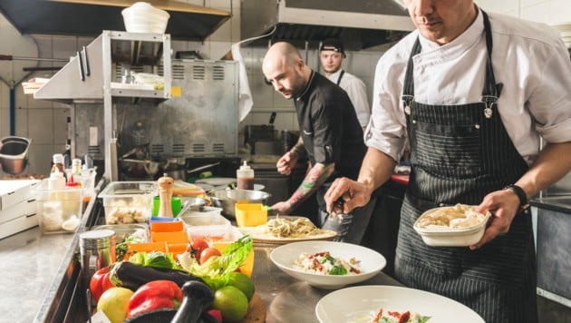 In der Gastronomie- und Tourismusbranche wollen 40 Prozent der Beschäftigten ihren Job wechseln. Das zeigt der aktuelle Arbeitsklima-Index (Symbolbild). (Bild: xartproduction - stock.adobe.com)