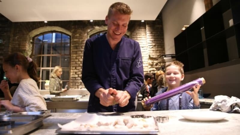 Andreas Senn und Raphael (7) beim Vanillekipferl-Backen (Bild: Tröster Andreas)