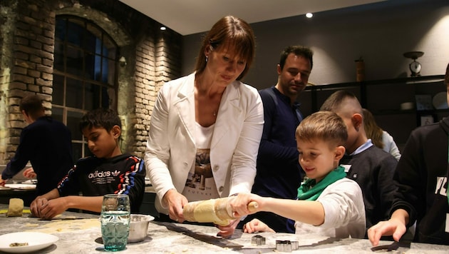 Ex-Skistar Brigitte Obermoser und Ludwig beim Ausrollen des Teigs. (Bild: Tröster Andreas)