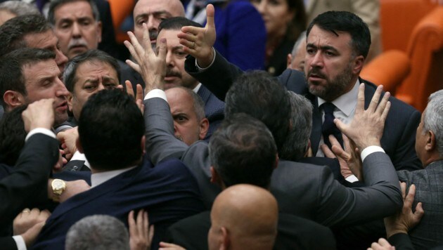 Im türkischen Parlament blieb es am Dienstag nicht bei der verbalen Debatte - der Streit (wohl ums Budget) endete in Handgreiflichkeiten. (Bild: AFP/Adem ALTAN)