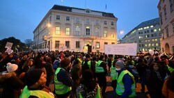 Pflegekräfte wollen ihren Unmut - wie schon Anfang bei den Gehaltsverhandlungen im November - auf die Straße tragen. (Bild: APA/HELMUT FOHRINGER)