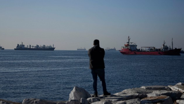 Bei der Meeresenge bei Istanbul heißt es momentan Stopp für die meisten Öltanker aus Russland - ohne Garantien untersagt die Türkei die Weiterfahrt. (Bild: AP/Khalil Hamra)