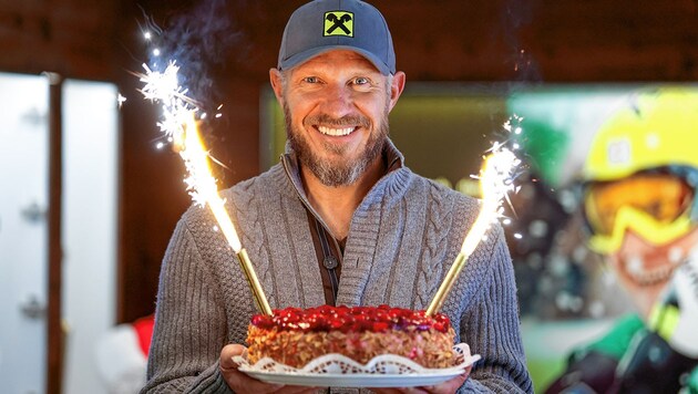 Die „Krone“ traf den Herminator anlässlich seines Geburtstages in Flachau und brachte eine Torte mit. (Bild: Andreas Tröster)