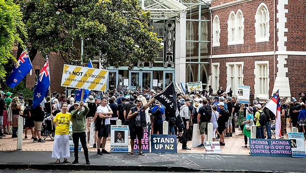 Unterstützer der Eltern während einer Kundgebung vor dem Obersten Gericht in Auckland (Bild: AP)