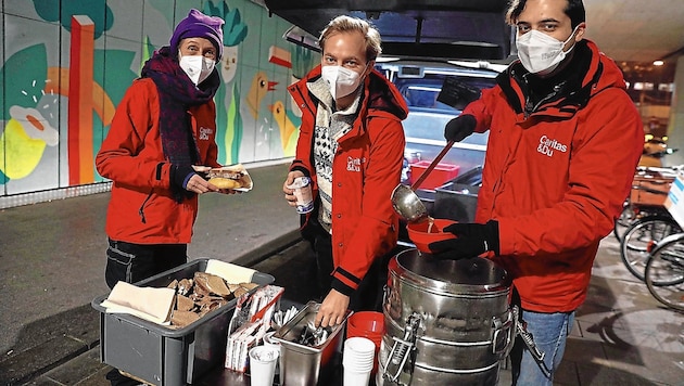Immer drei Freiwillige fahren mit dem Bus mit, um bei großem Andrang schnell Suppe austeilen zu können. (Bild: Jöchl Martin)