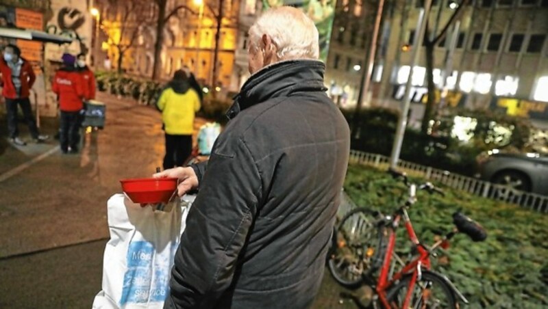 „Die Suppe ist meine einzige Mahlzeit“, gesteht Pensionist Rudi. (Bild: Jöchl Martin)