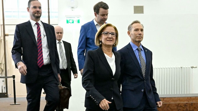 Die niederösterreichische Landeschefin war ein zweites Mal geladen - Sie sieht darin „plumpen Wahlkampf“ der Opposition. (Bild: APA/HELMUT FOHRINGER)