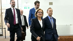 Die niederösterreichische Landeschefin war ein zweites Mal geladen - Sie sieht darin „plumpen Wahlkampf“ der Opposition. (Bild: APA/HELMUT FOHRINGER)